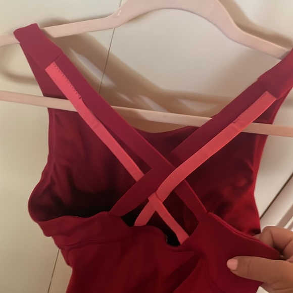 Lululemon size 6 running tank with built-in bra. Excellent condition - Picture 3 of 5